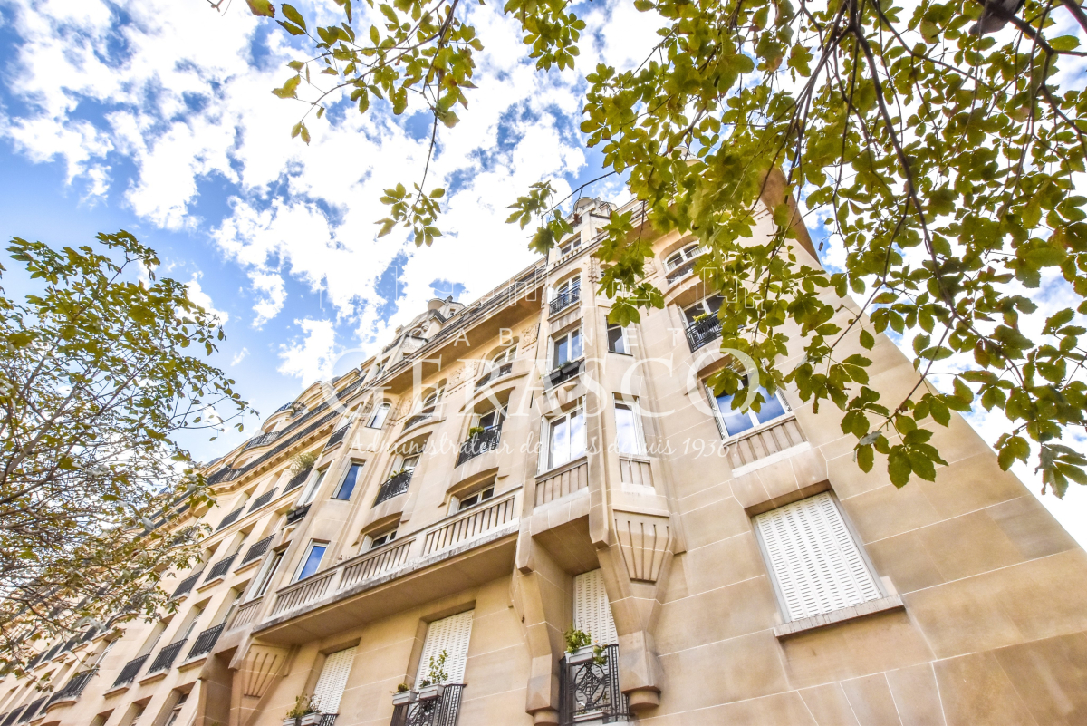 Location Appartement  4 pièces - 99.5m² 75007 Paris