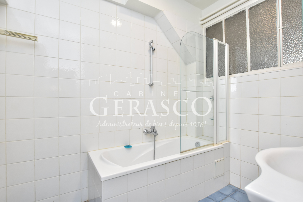 Location Appartement  4 pièces - 99.5m² 75007 Paris