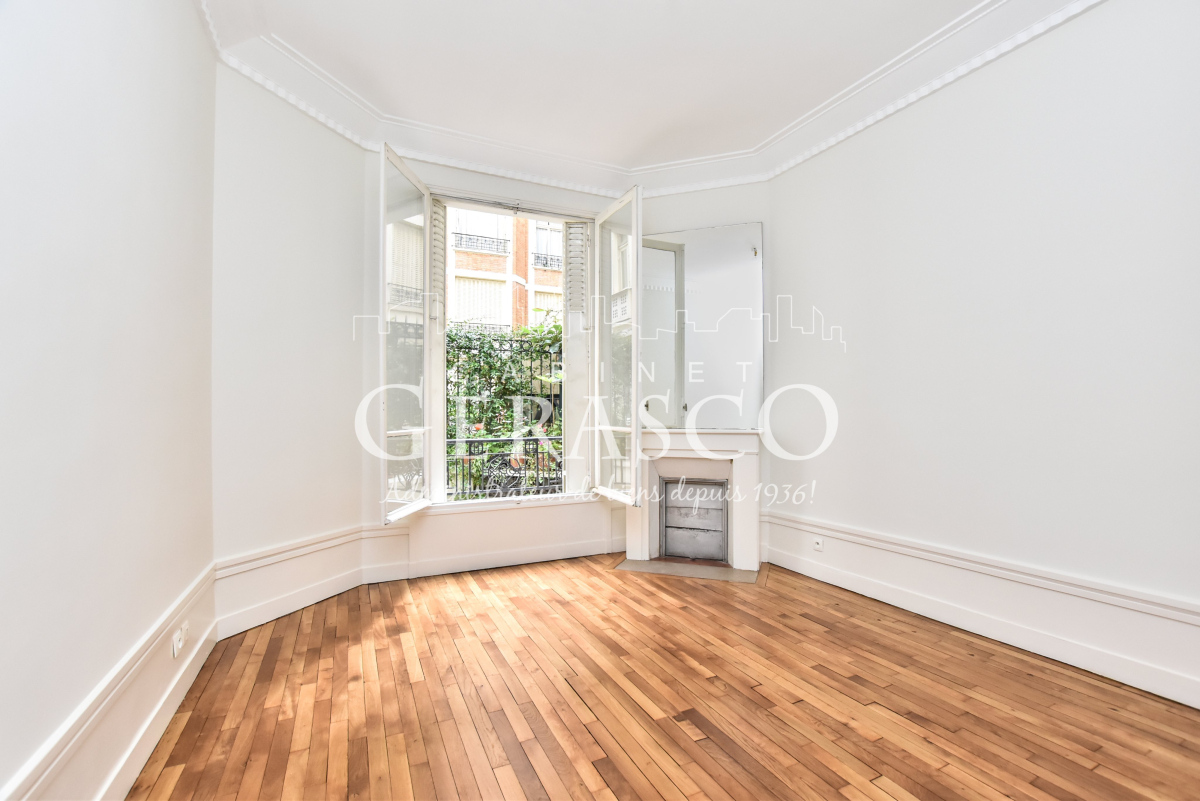 Location Appartement  4 pièces - 99.5m² 75007 Paris