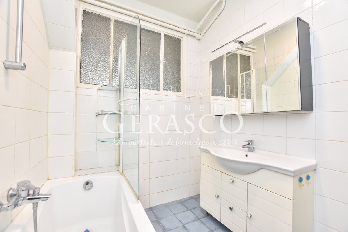 Location Appartement  4 pièces - 99.5m² 75007 Paris