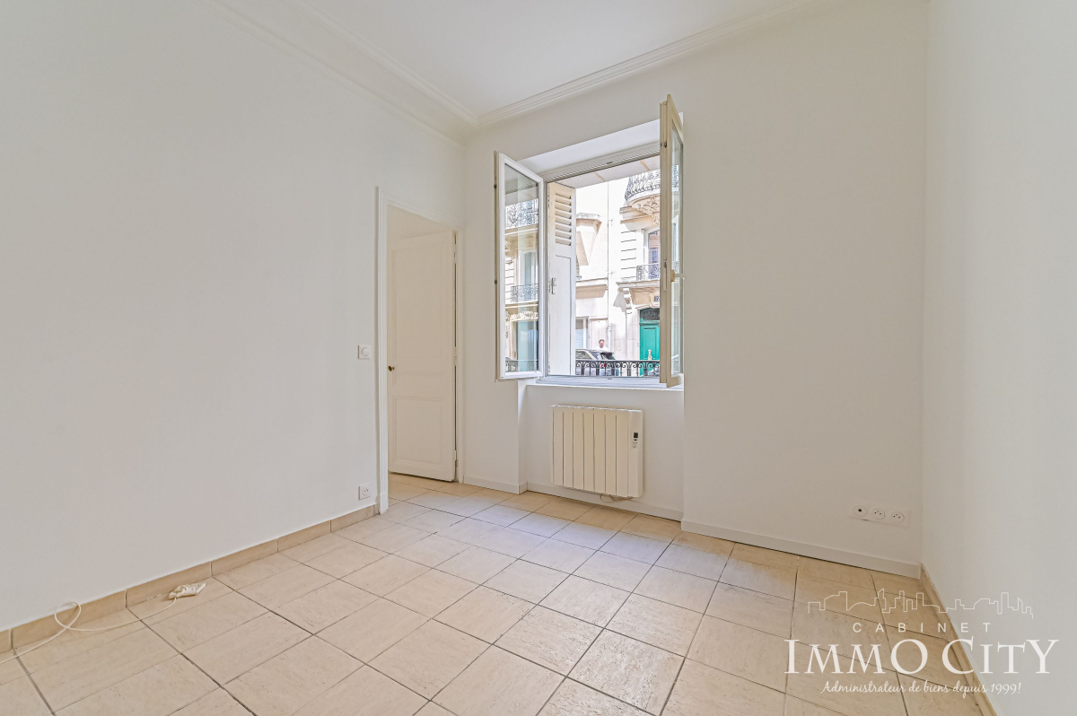 Location Appartement  3 pièces - 43m² 75008 Paris