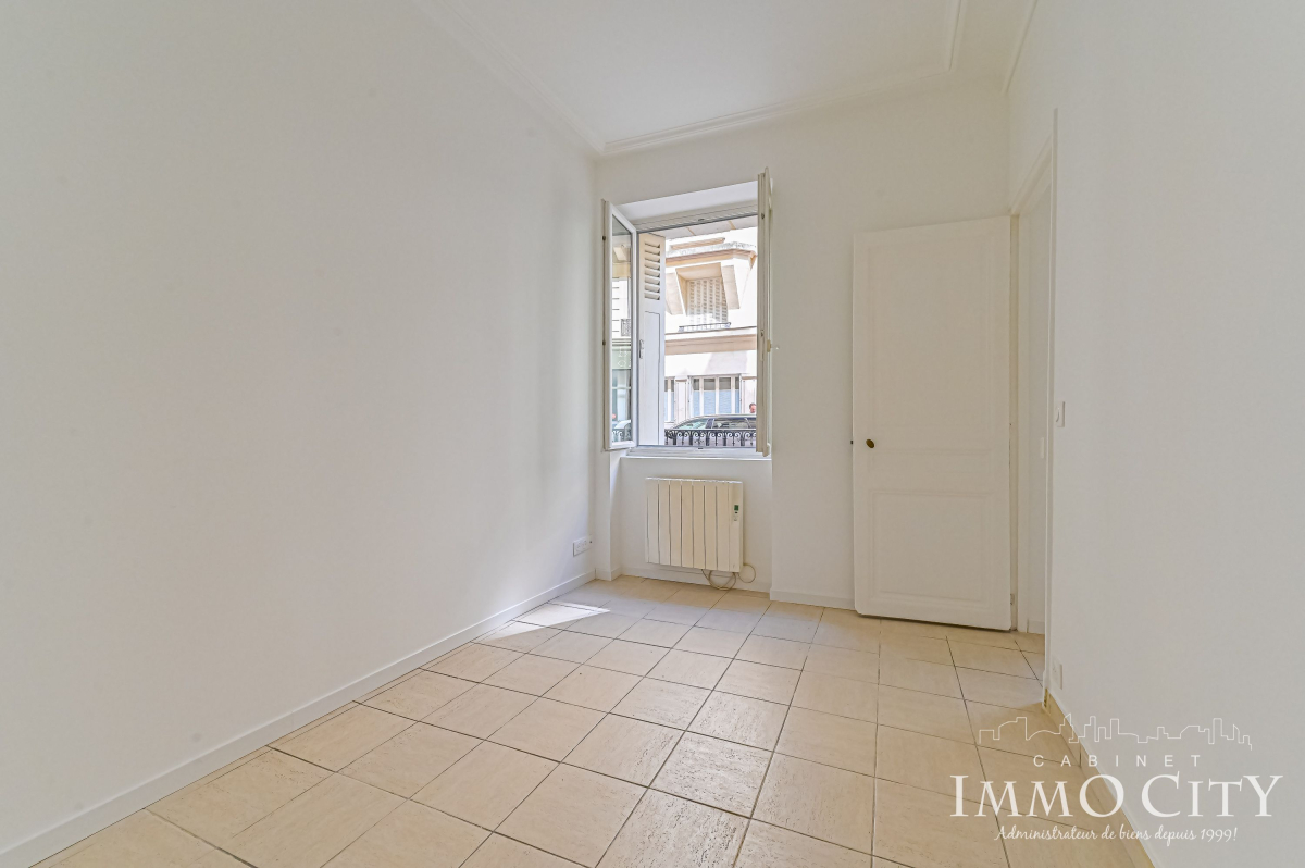 Location Appartement  3 pièces - 43m² 75008 Paris