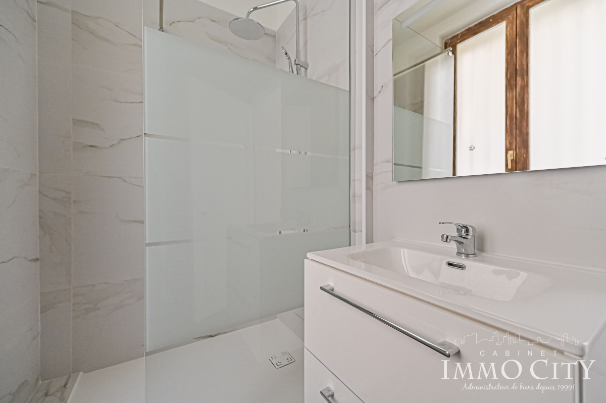 Location Appartement  3 pièces - 43m² 75008 Paris