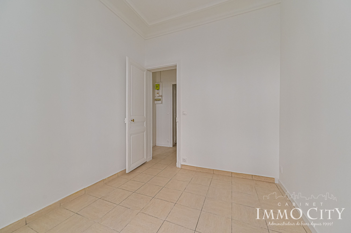 Location Appartement  3 pièces - 43m² 75008 Paris