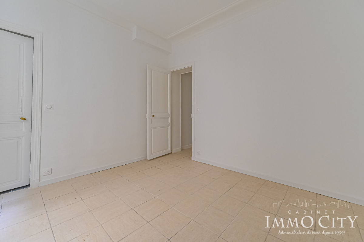 Location Appartement  3 pièces - 43m² 75008 Paris