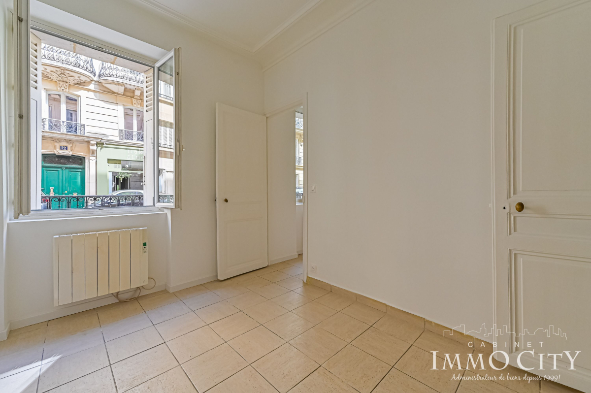 Location Appartement  3 pièces - 43m² 75008 Paris