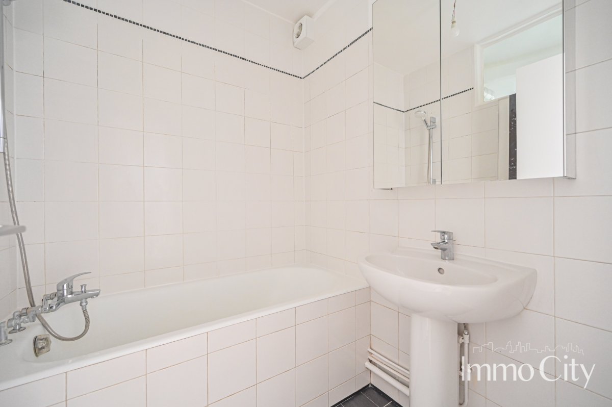 Location Appartement  3 pièces - 76.6m² 75009 Paris