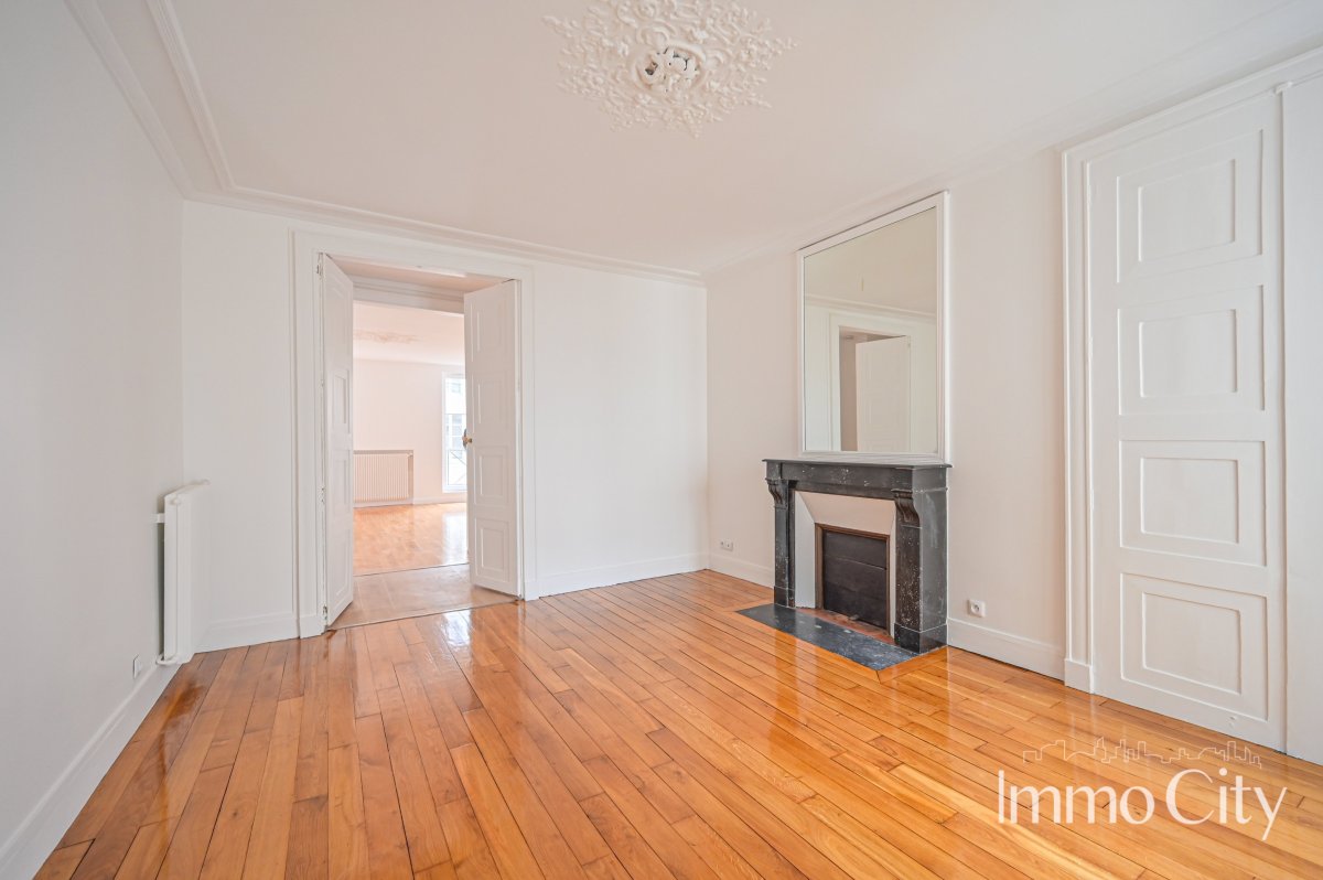 Location Appartement  3 pièces - 76.6m² 75009 Paris
