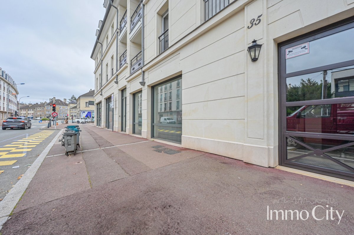 Location Local commercial  - 175.6m² 78210 Saint-cyr-l'ecole