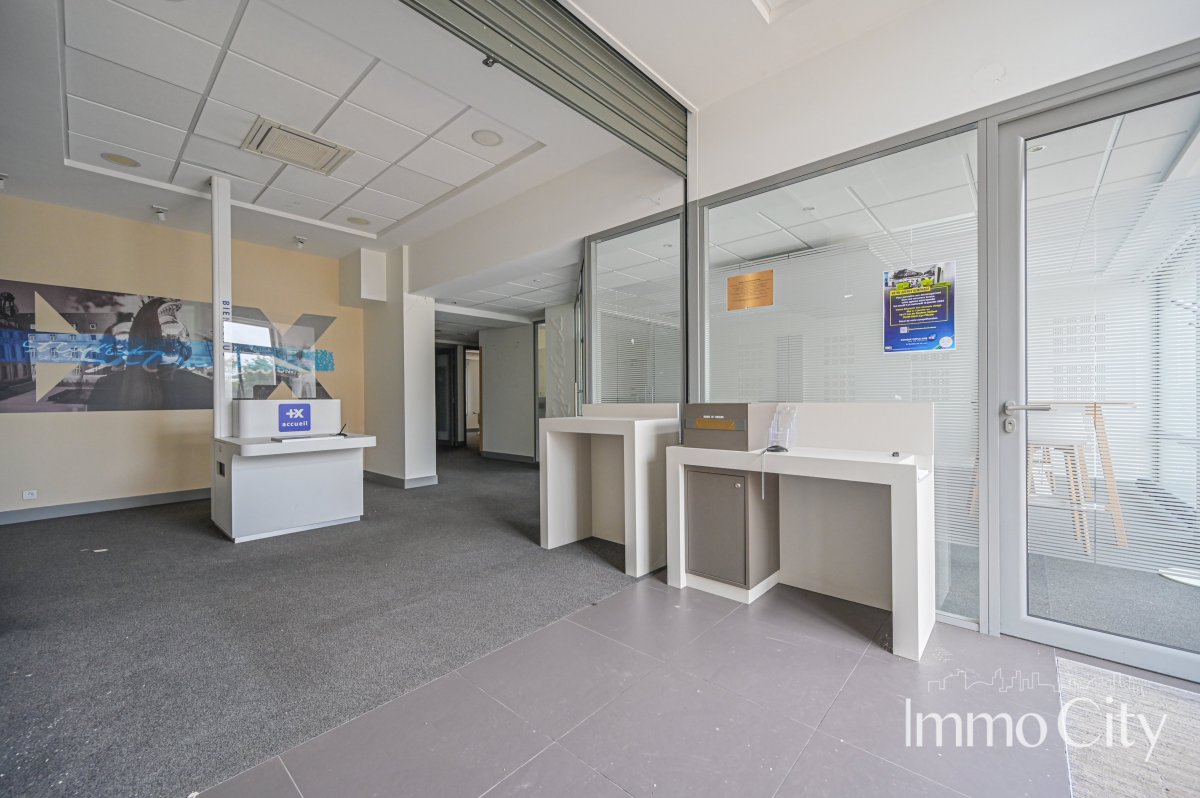 Location Local commercial  - 175.6m² 78210 Saint-cyr-l'ecole