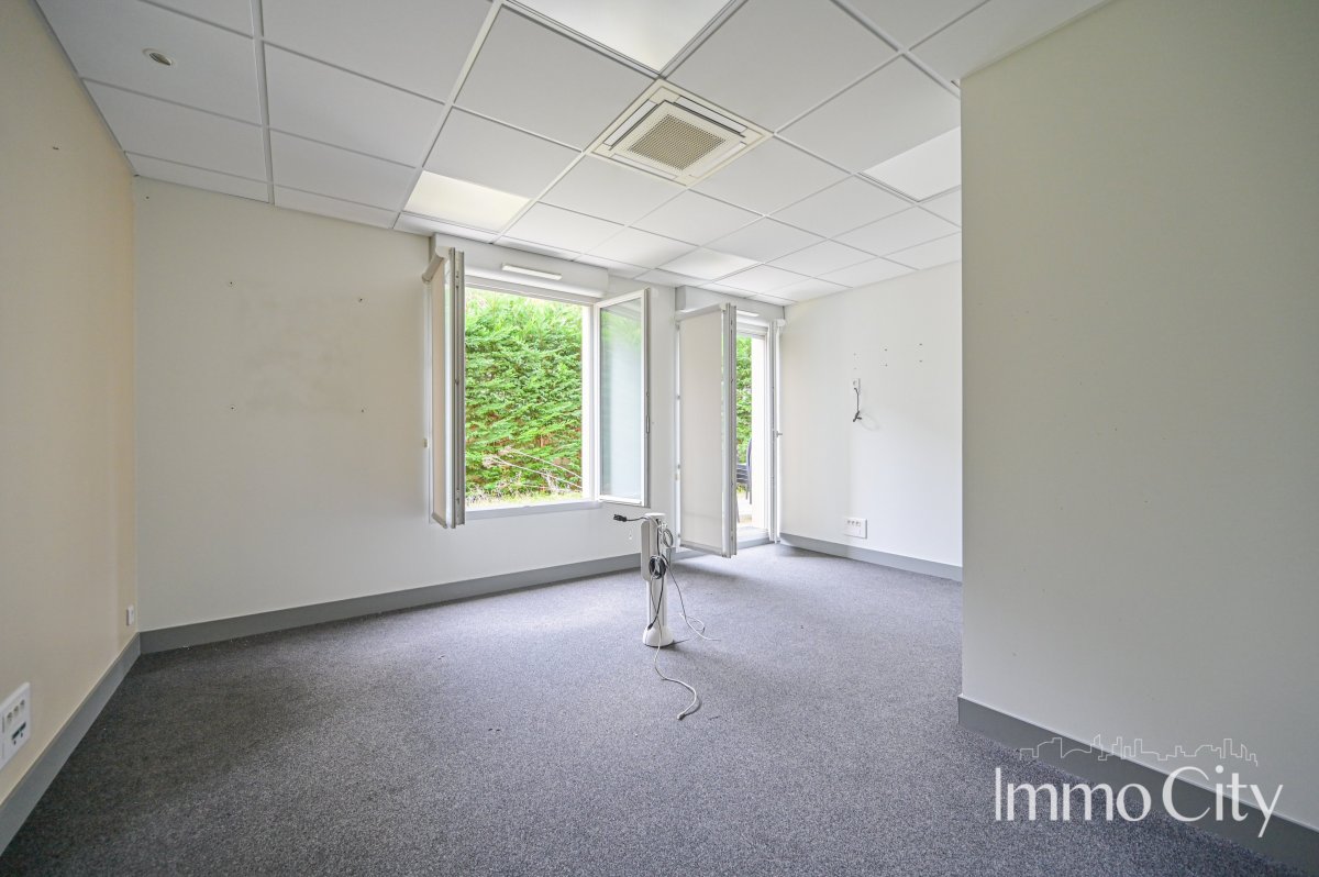 Location Local commercial  - 175.6m² 78210 Saint-cyr-l'ecole