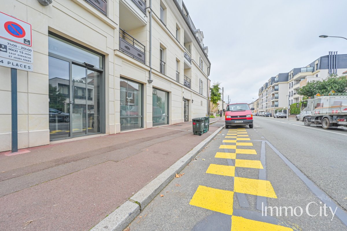 Location Local commercial  - 175.6m² 78210 Saint-cyr-l'ecole