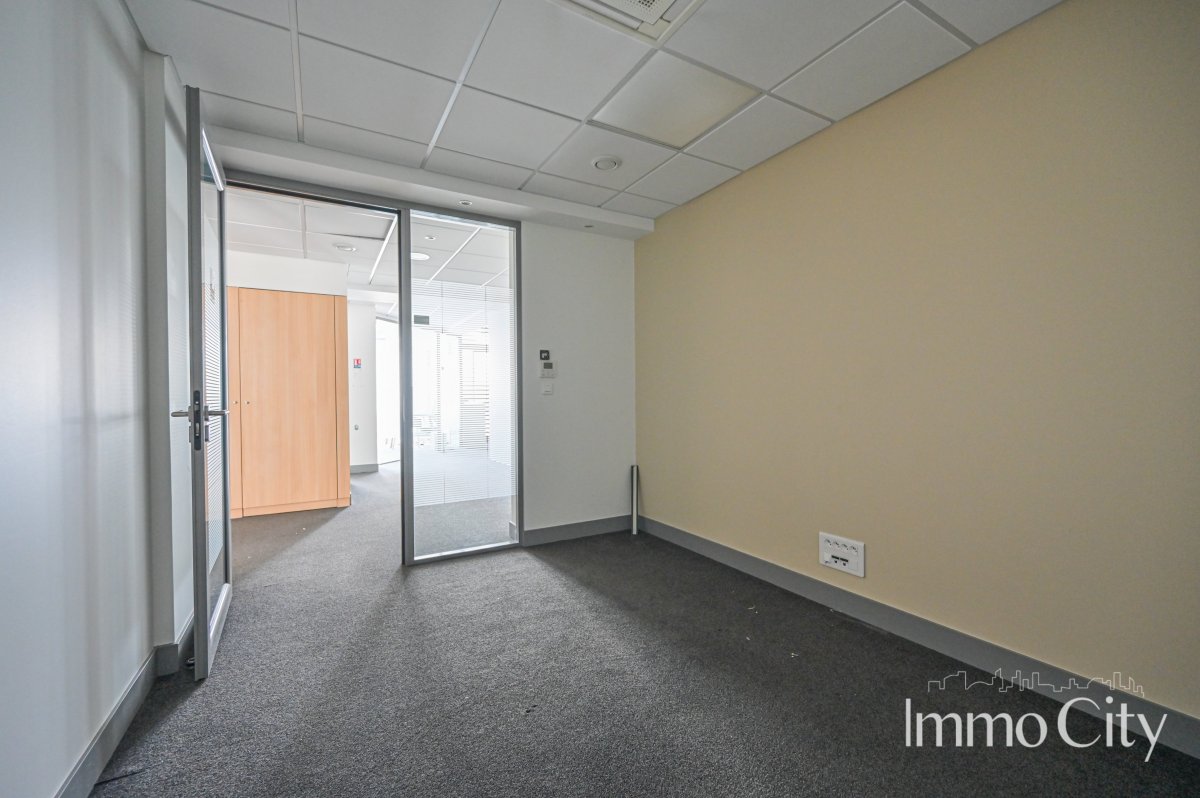 Location Local commercial  - 175.6m² 78210 Saint-cyr-l'ecole