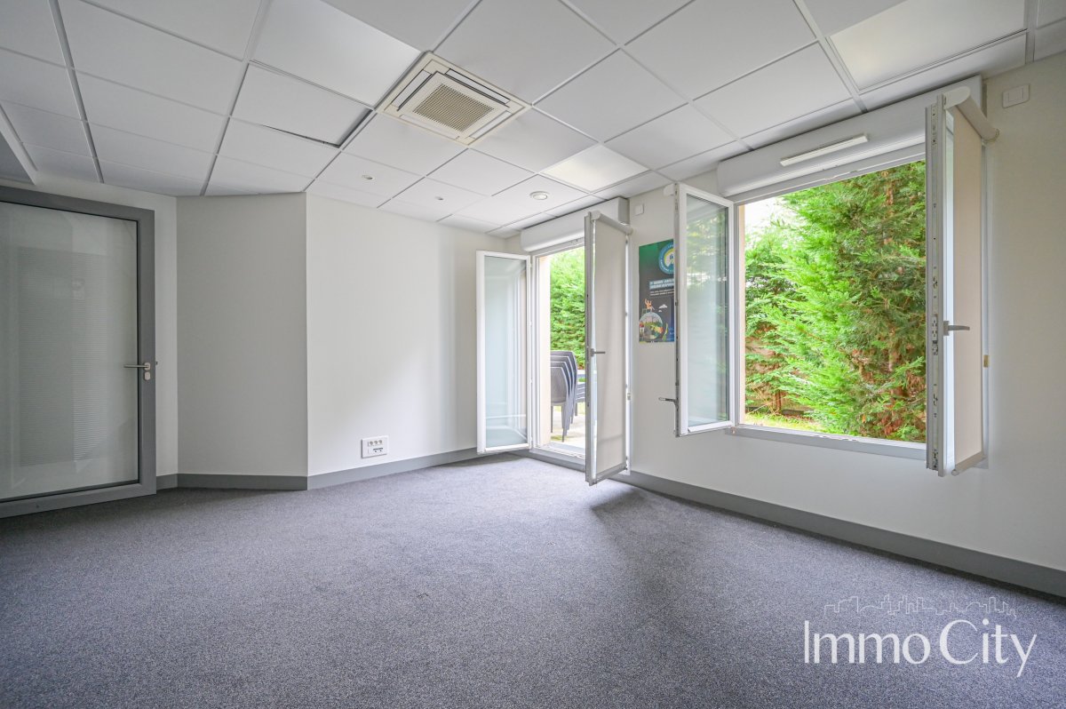 Location Local commercial  - 175.6m² 78210 Saint-cyr-l'ecole