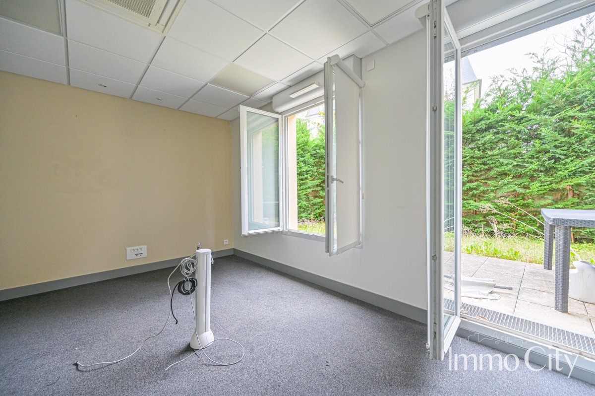 Location Local commercial  - 175.6m² 78210 Saint-cyr-l'ecole