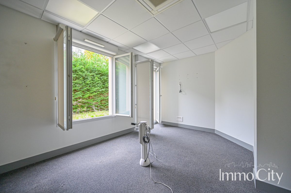 Location Local commercial  - 175.6m² 78210 Saint-cyr-l'ecole