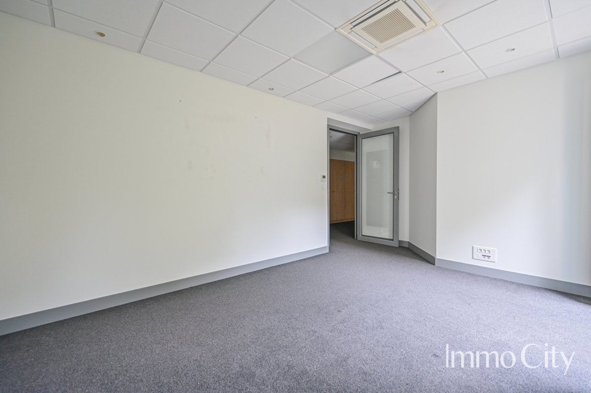 Location Local commercial  - 175.6m² 78210 Saint-cyr-l'ecole