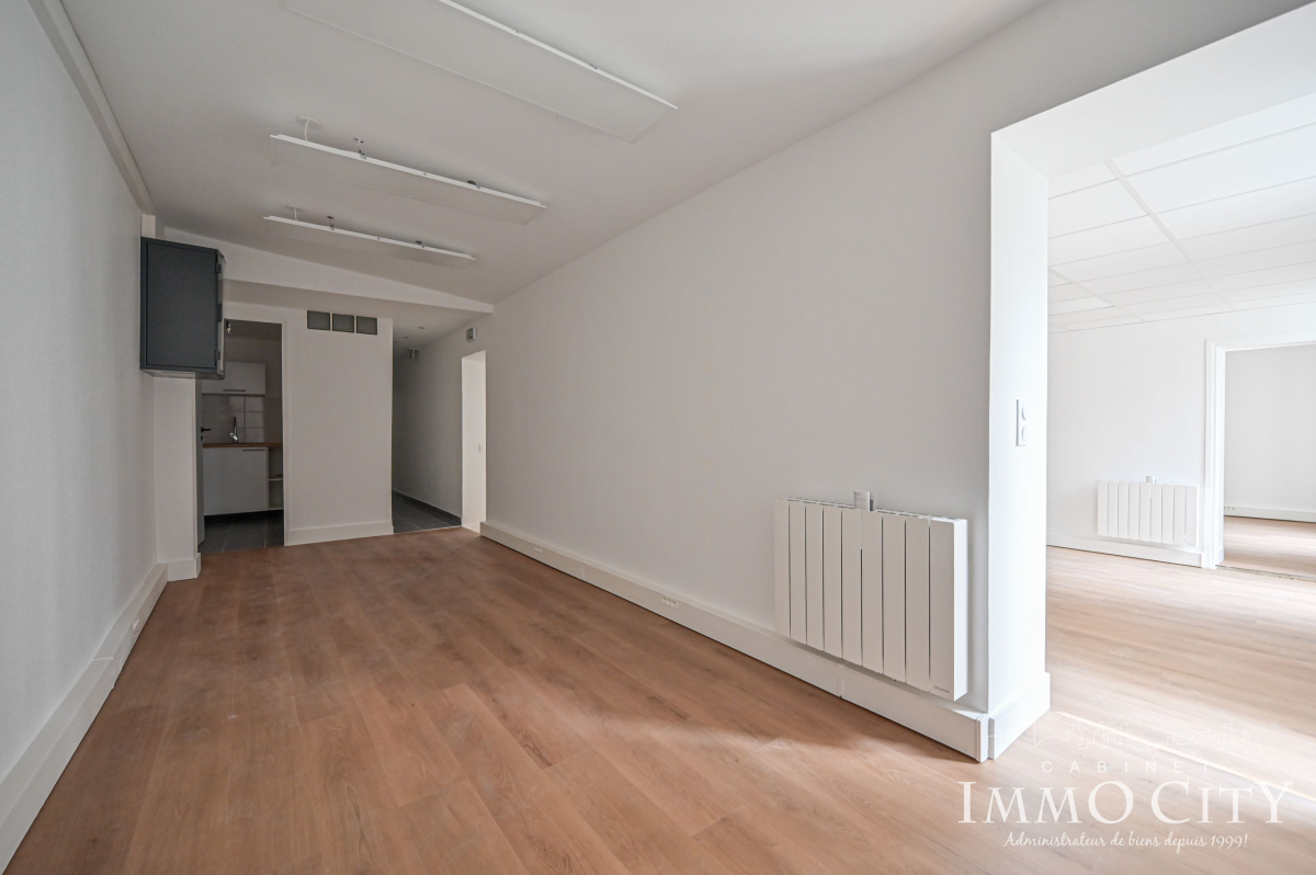 Location Bureau  6 pièces - 150m² 75009 Paris