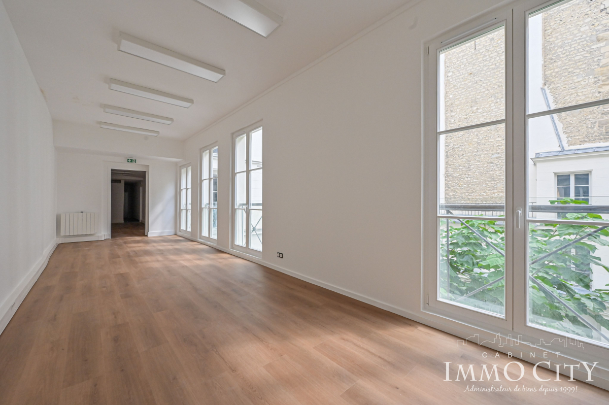Location Bureau  6 pièces - 150m² 75009 Paris