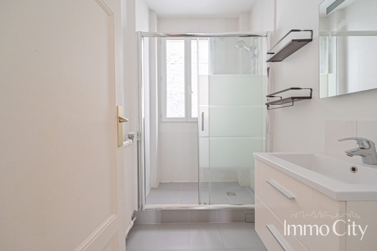 Location Appartement  2 pièces - 47m² 75017 Paris