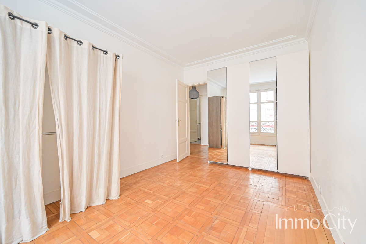 Location Appartement  2 pièces - 47m² 75017 Paris