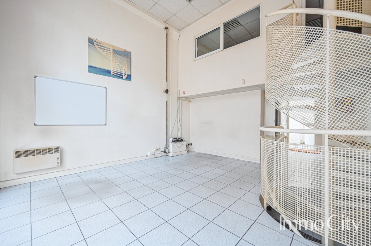 Location Local commercial  3 pièces - 59m² 92120 Montrouge