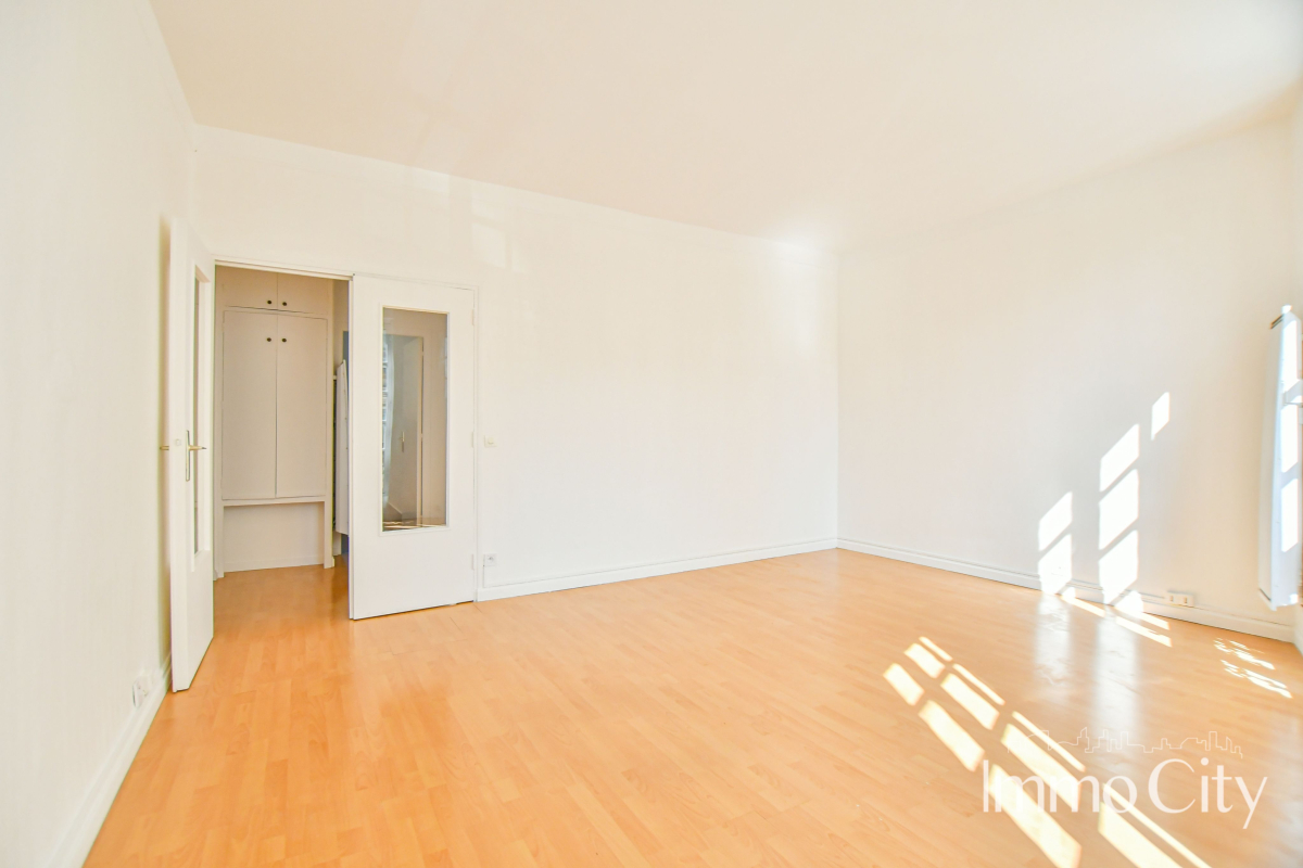 Location Appartement  2 pièces - 46.6m² 75011 Paris