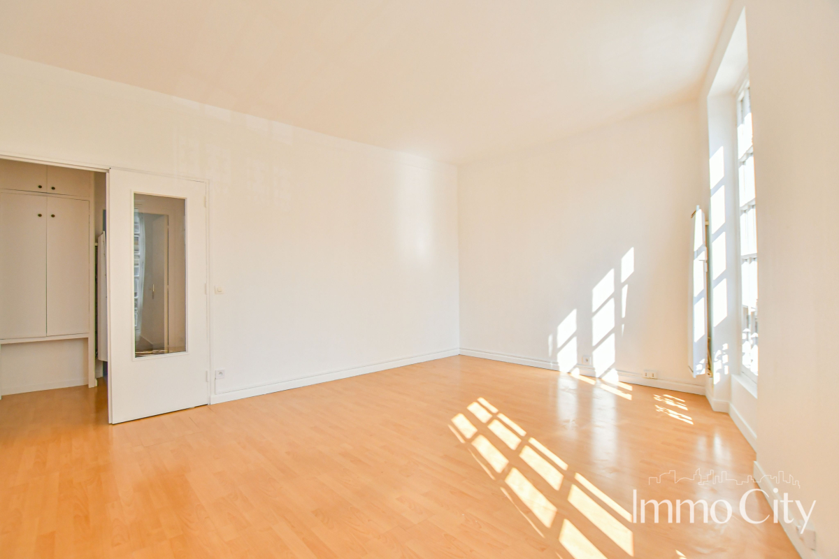 Location Appartement  2 pièces - 46.6m² 75011 Paris