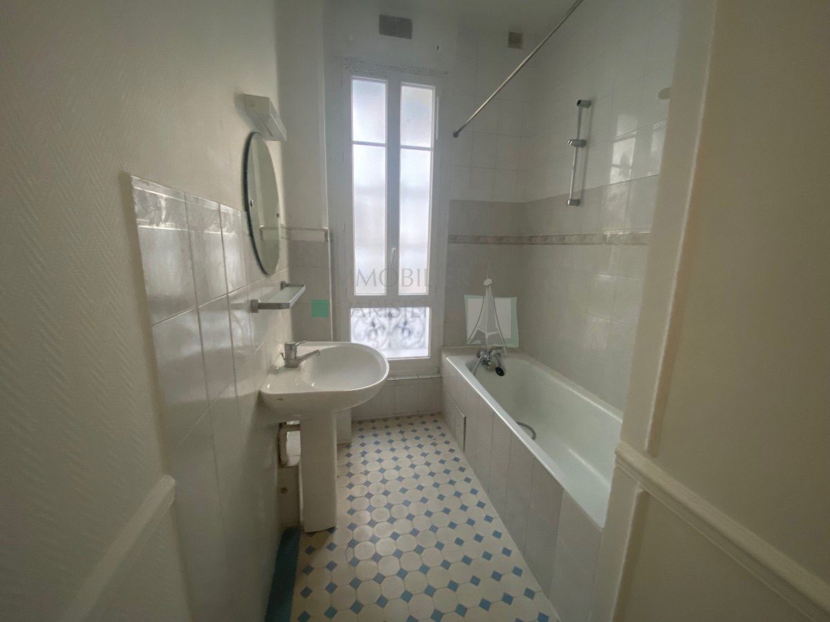 Location Appartement  3 pices - 74.4m 75018 Paris