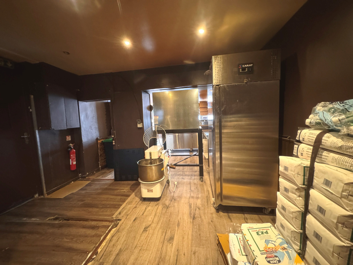 Location Boutique  2 pièces - 55m² 92500 Rueil-malmaison