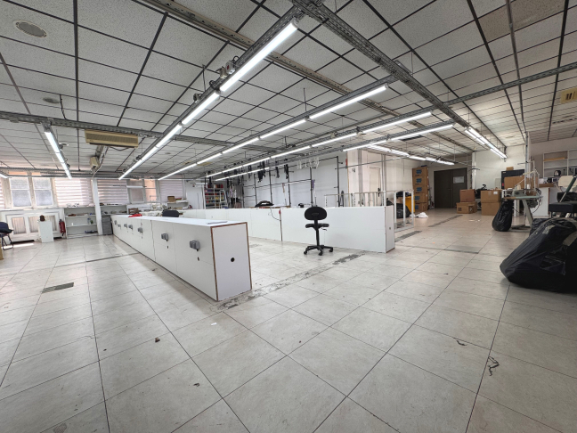 Location Local commercial  2 pices - 245m 93500 Pantin